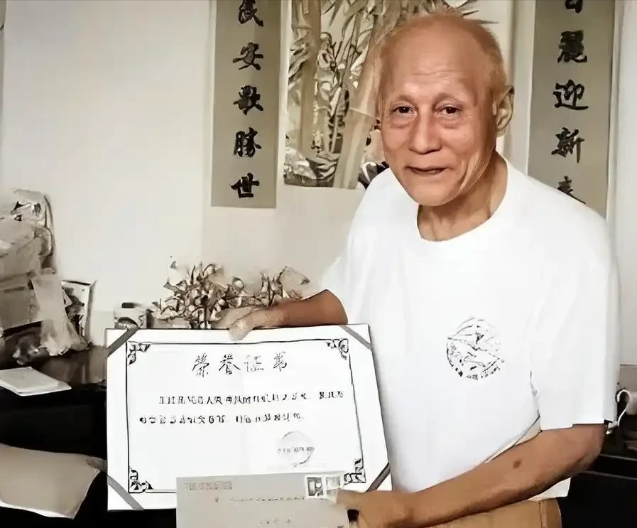 1983年，63岁老人正在给领导倒水，领导低头一看，发现这老人居然穿着空军专用的