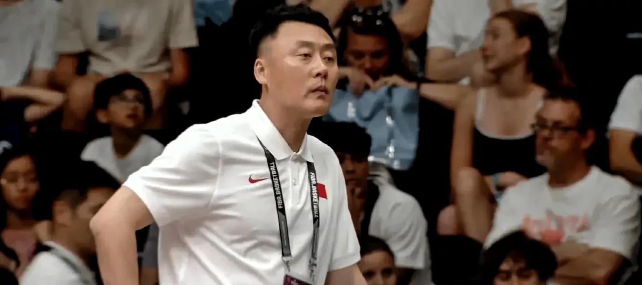 咪咕解说表达不理解：中国队最厉害的球员只打了13分钟”。球迷赛后给主教练曲绍斌的