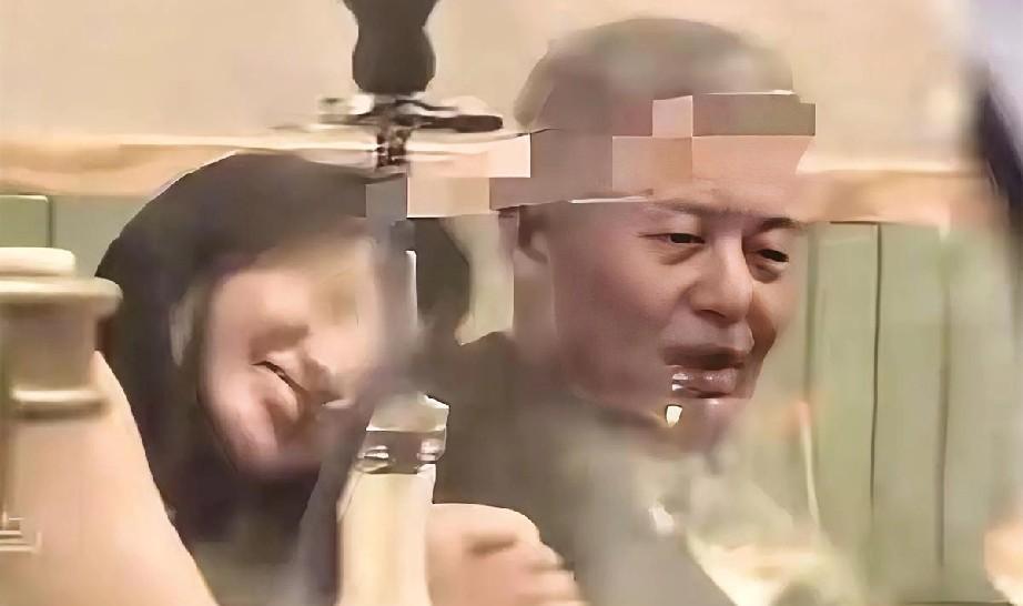 那英老公孟桐否认带年轻女子回家，称只是因腿伤被搀扶的误会。