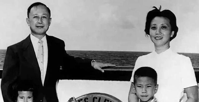 1955年，在钱学森回国的邮轮上，一位美国老太太叫来船长，拉着脸说: “你不认识