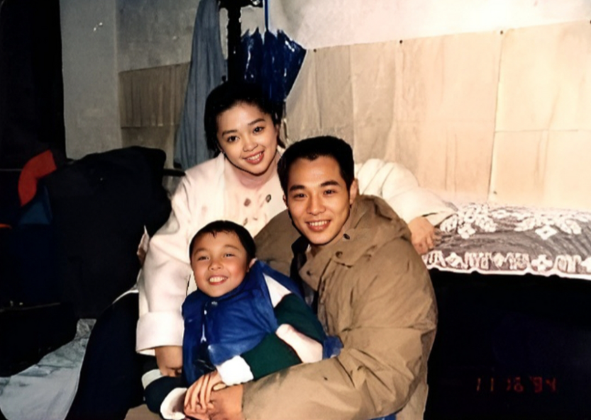 在一次采访中，谢苗对自己的前辈李连杰做出了一个一针见血的评价：“李连杰会的我都会