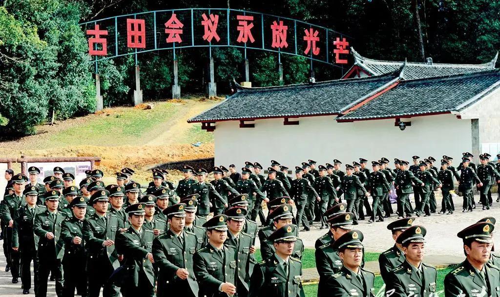 看画报，忆军营！                参观古田会议旧址，       
