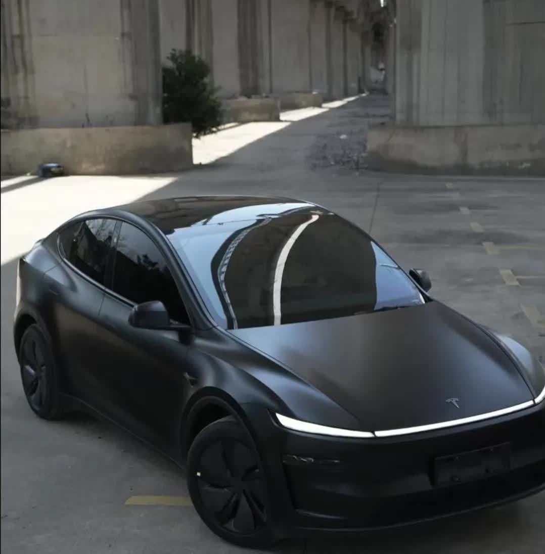 谁懂Model Y的黑车漆啊。。。特斯拉终于上线这个车漆了