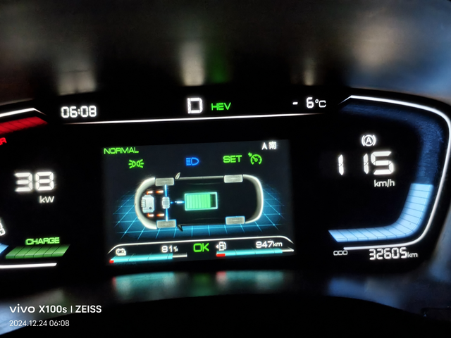 今天跑了一千多公里
算了下油耗大概在7.8左右，满电中间加了一次油跑出来的，计算