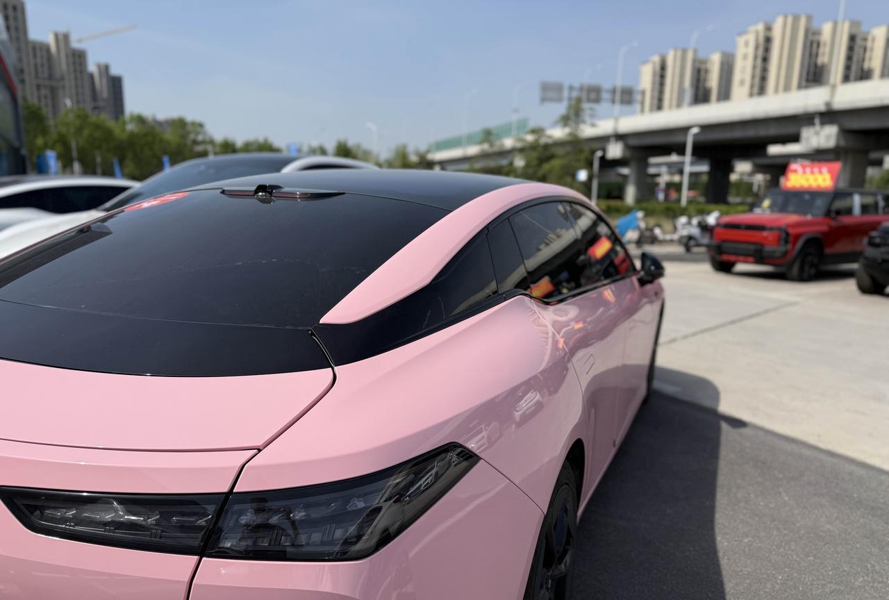 刚看到一辆非常骚气的车，大家猜这车的主人是男还是女？