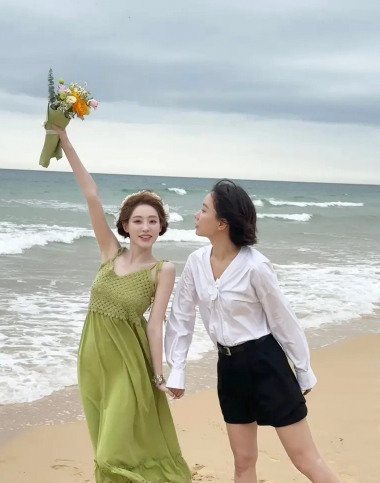 祝绪丹绿裙骑单车 与王珞丹海边漫步超惬意