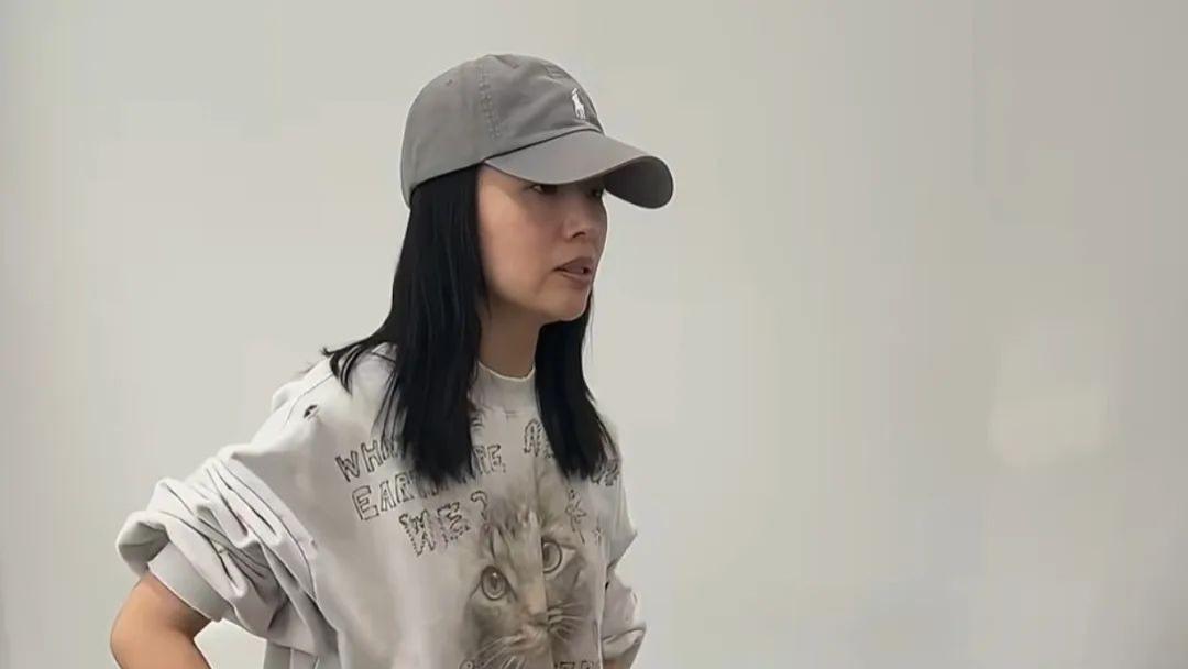 44岁董洁上海街拍：逆龄穿搭，你也可以轻松拥有