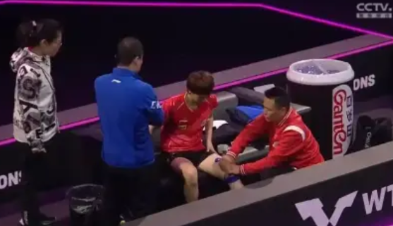 还能暂停几次？

瑞典大满贯首轮，张本智和又在暂停时给自己加戏了。

场上打一半