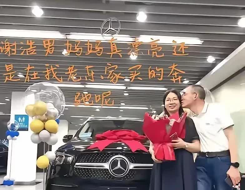 说奔驰眼镜女是谢浩男亲妈的网友，不是春就是坏，这谢浩男亲妈妈的脸早就在早期寻亲节