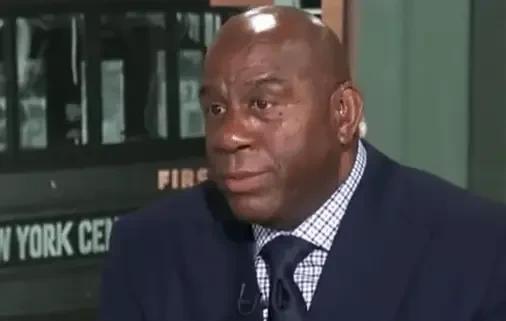 魔术师约翰逊在今天的一档节目中谈到了当年他曾建议湖人管理层留下卡鲁索。
魔术师说