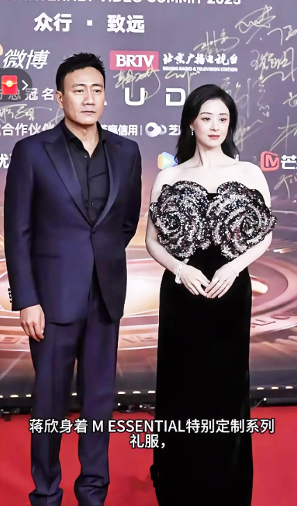 绝了！42岁蒋欣骨相炸街杀疯全场！20+小花当场被虐成背景板！🔥
 
 老天爷