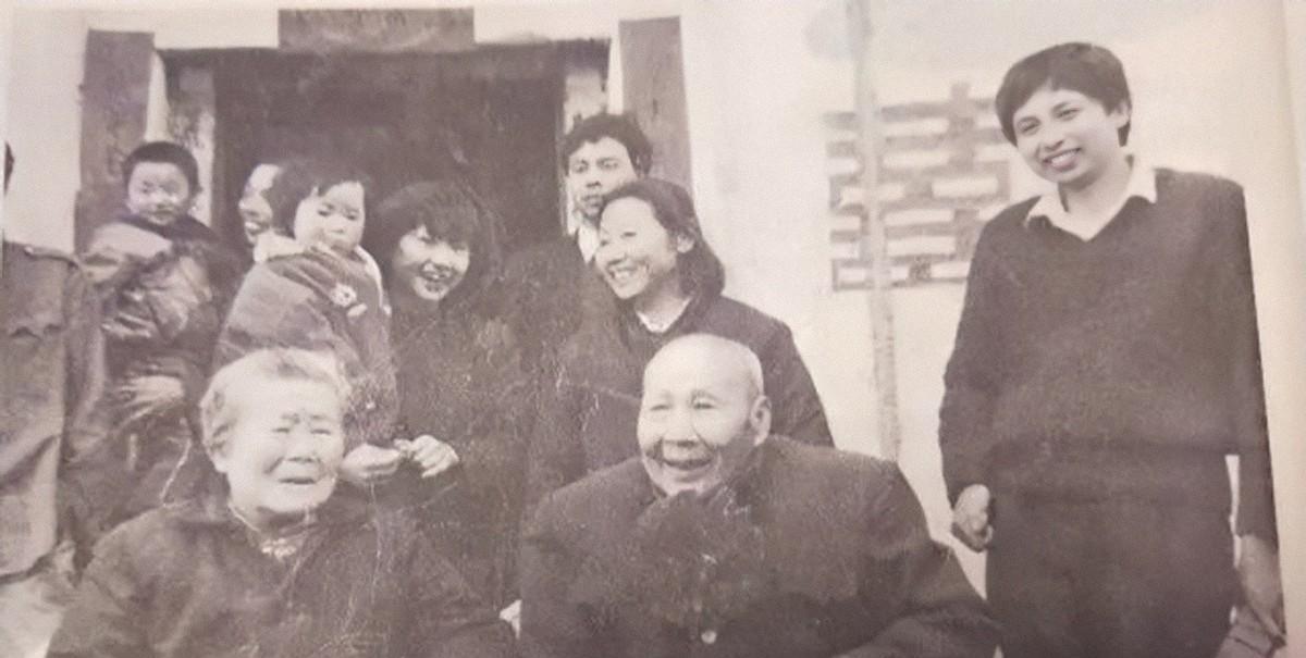 1987年，一个叫做蒋红英的老太太走进了河南一家杂货店，老太太原本只是想来买些东
