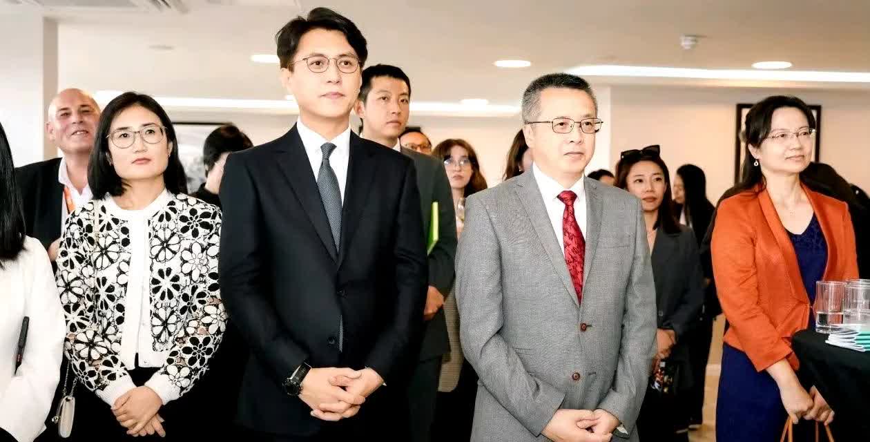 靳东英国爱丁堡之行
靳东于2025年8月赴英国爱丁堡艺术节，参与中央戏剧学院出