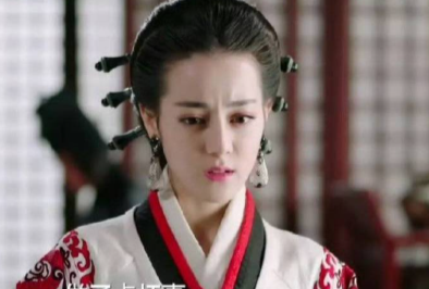 到现在还没看明白吗，她不适合古装凤九那时候年轻，现在异域化特明显就是不适合古装了