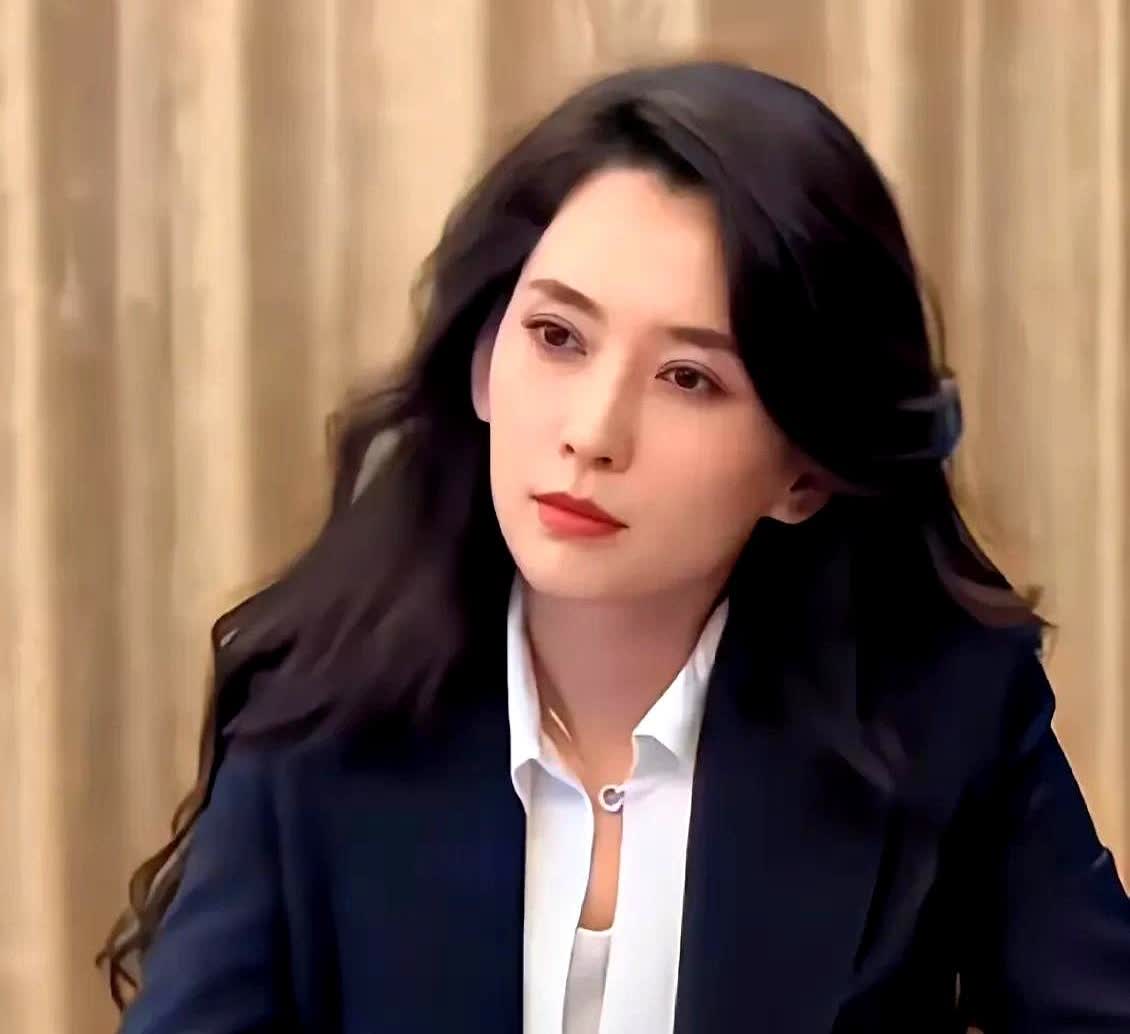 汪峰这次真栽了！

汪峰这几天在澳门开演唱会，现场被拍到全程像个跟班，手里提