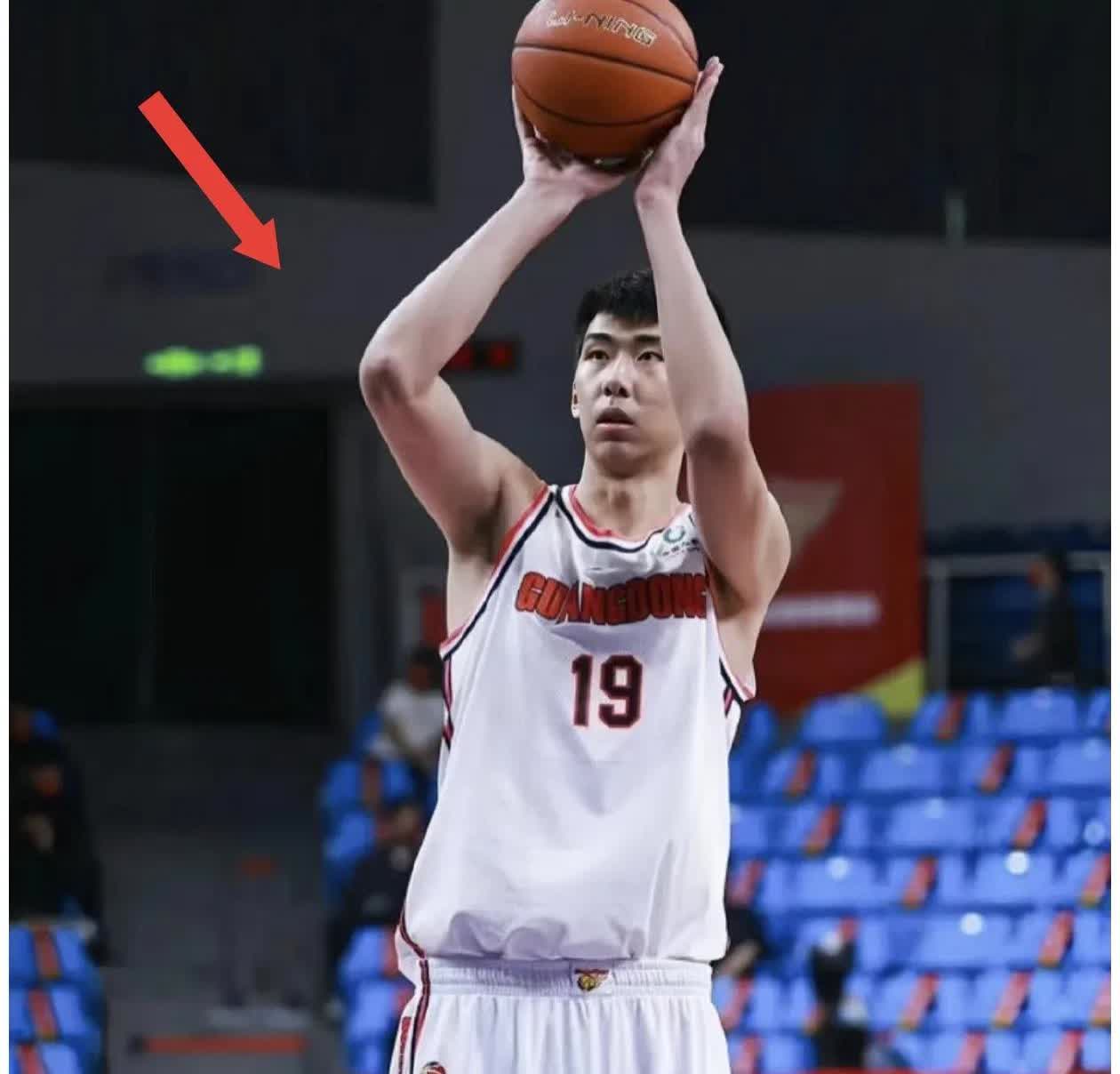 出乎意料啊！
广东宏远仅用3天时间就将2米26的徐昕从注册名单中除名，并且转会