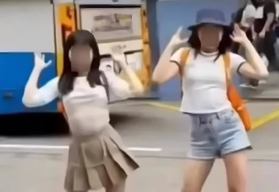 不是！都是成年人了！不知道什么叫危险，什么叫安全吗？路边跳舞💃，都30几岁的人