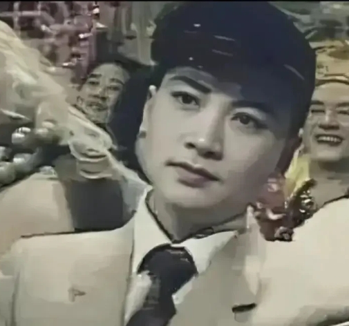 1986年，年轻时的迟重瑞，凭借匀称的身材和俊朗的外貌，成为了许多人心中的偶像。