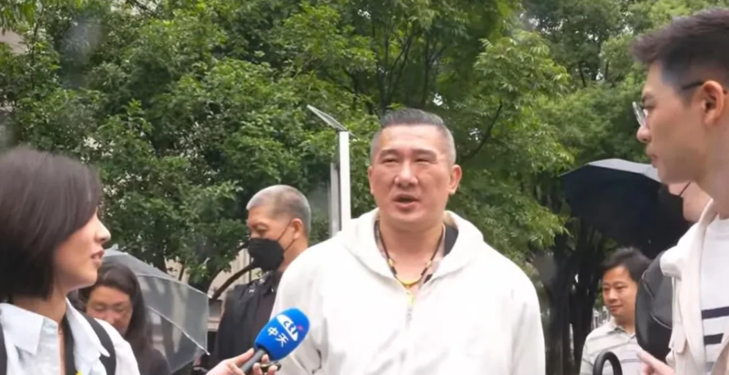 陆委会：建议“馆长”长居上海
今天上午，台网红“馆长”在直播时痛骂陆委会梁文杰，