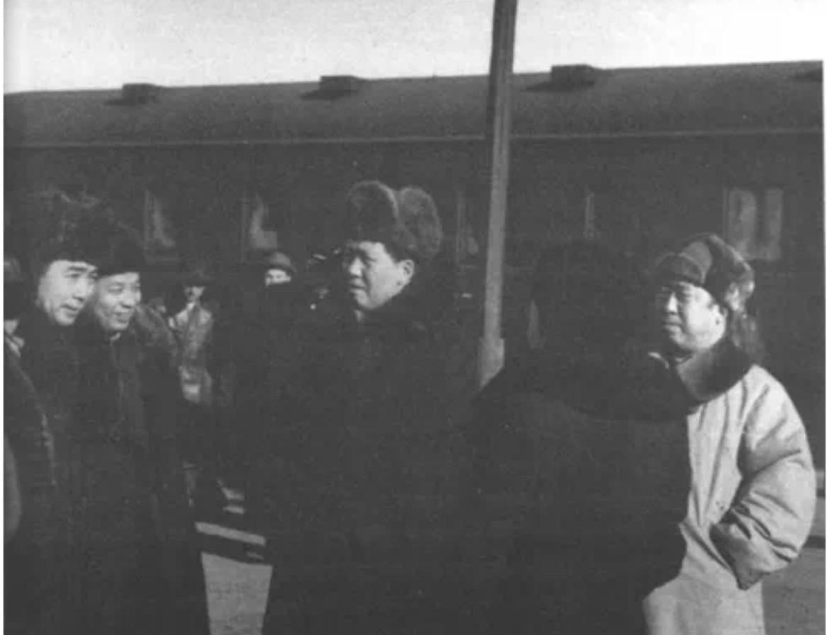 1950年，滕代远（时任铁道部部长）与毛泽东、周恩来、孙维世等人的合影，拍摄于毛