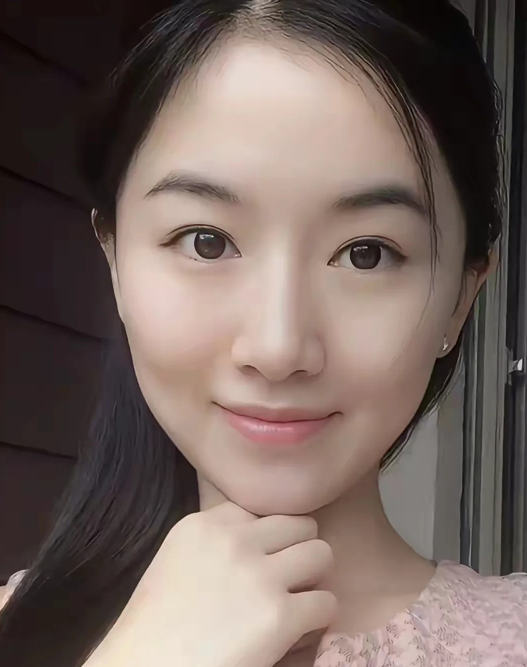 容貌最能骗人了，
看起来温柔恬静，
都想象不出来，
她会尖着嗓子大吼，
“你怎么