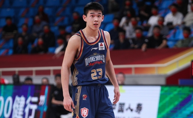 CBA新星林葳宣布将参加2025年NBA选秀！21岁的他本赛季表现抢眼：常规赛场
