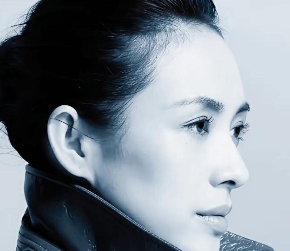 章子怡43岁生图一出，全网都懂了什么叫“骨头撑脸”。
董洁年轻时是画里的人，章子