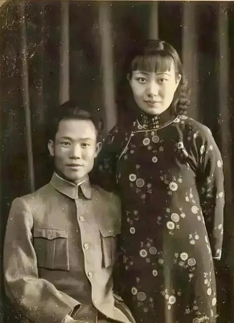1925年，陈诚回家，妻子想与他同房，谁知刚上床就被陈诚一脚踢开。妻子心寒不已，