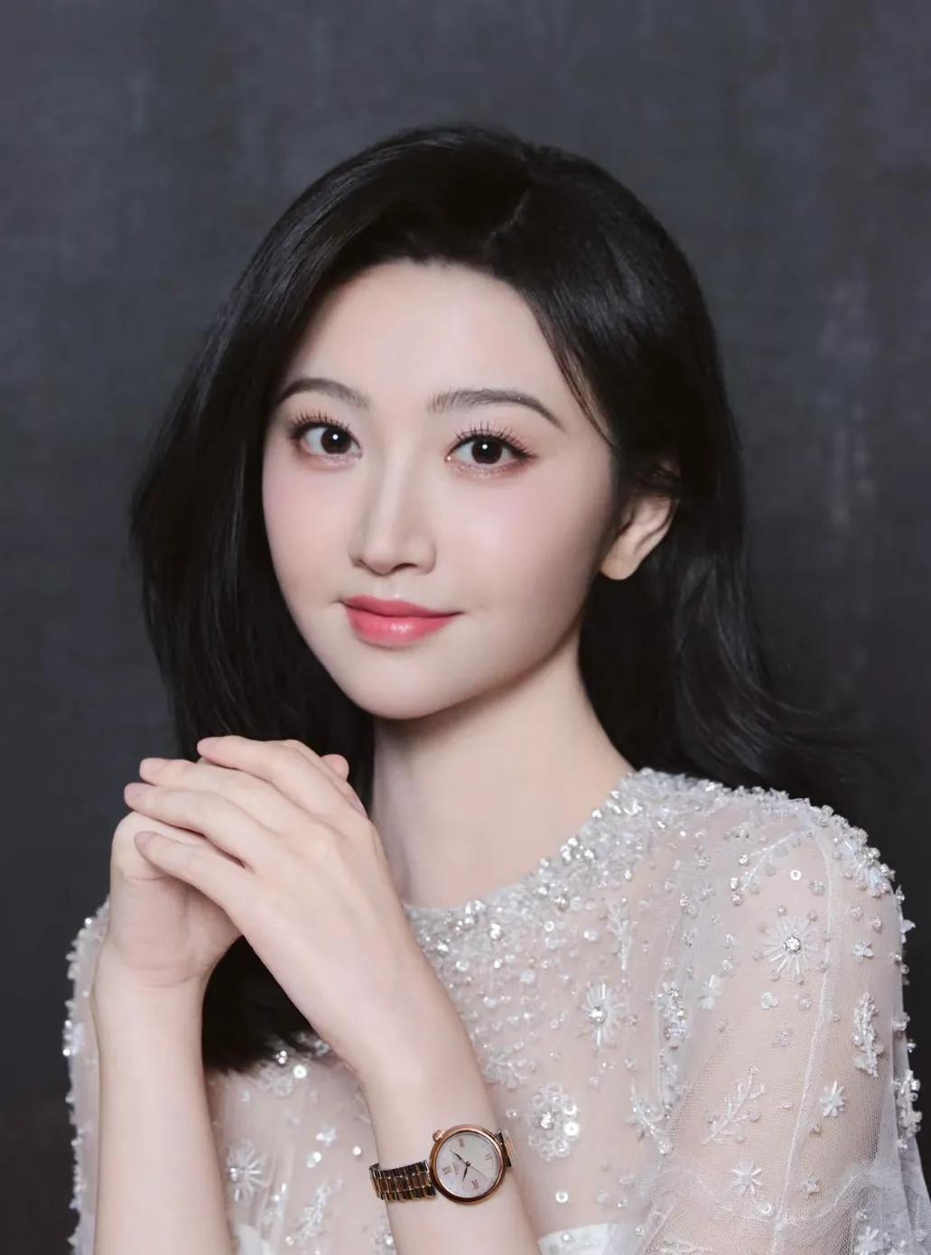 笑死了[笑哭]
景甜为什么不留司藤那样的长发呢？
再看司藤，还是被景甜惊艳，真的