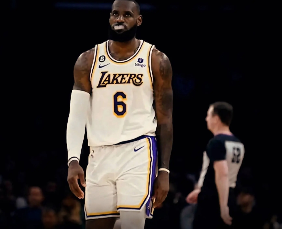 雷迪克蛮有意思的，甩锅甩给詹姆斯
防守没体系，进攻靠单打，还什么詹姆斯回归后我们