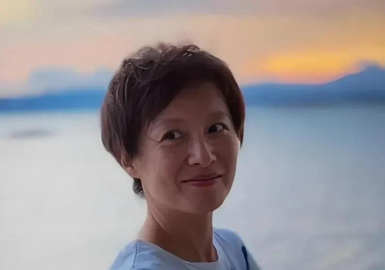 49岁“可云”徐露自然老去引热议，本人笑对“美人迟暮”网友动容
还记得《情深深雨