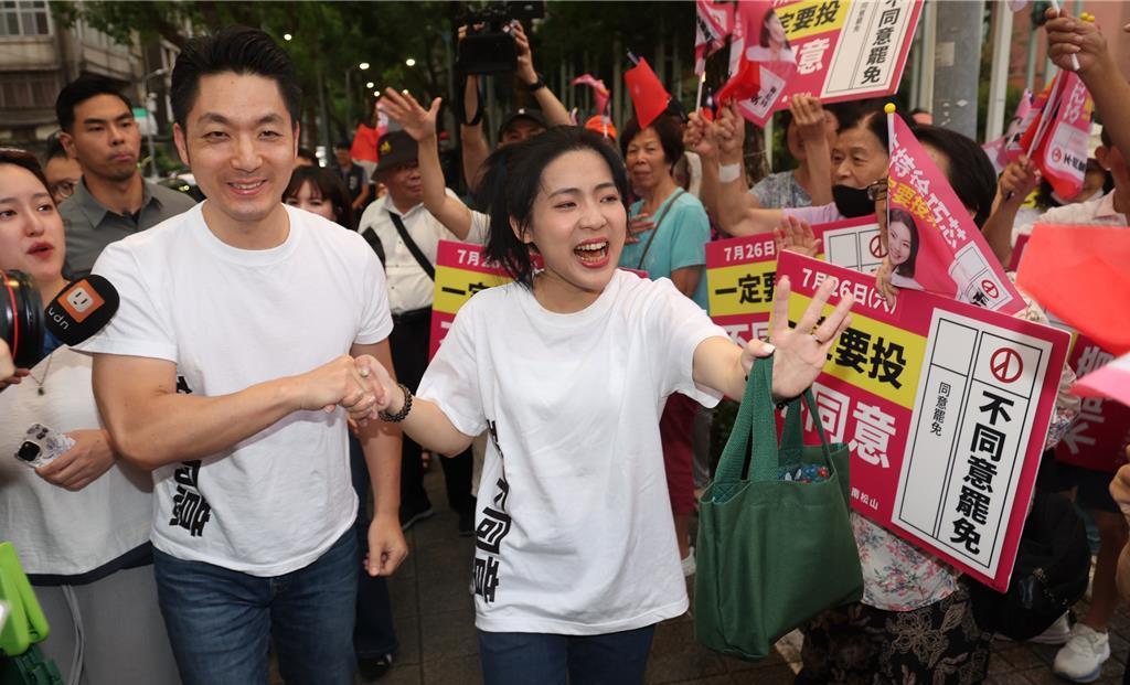 被绿营支持者骂丢人现眼，徐巧芯怒反击！
大罢免投票即将于26日举行，民进党频与罢