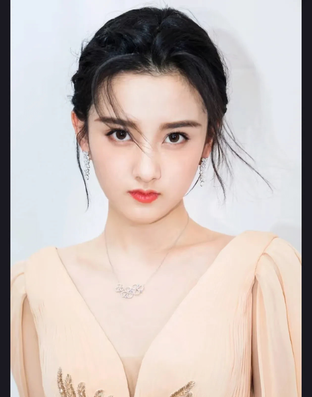 宋祖儿被家人明码标价售嫁











宋祖儿要凉凉了？据说她家里人急着