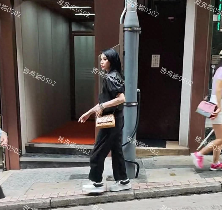 香港街头偶遇伊能静， 本人没网上说的那么年轻个子不高能看出年纪