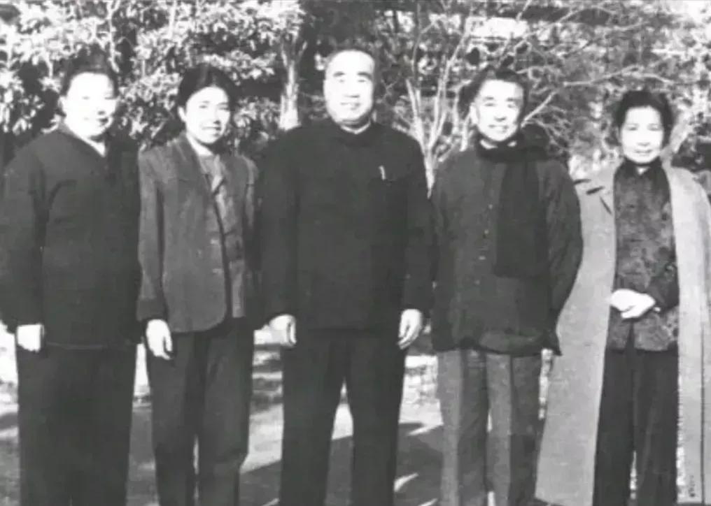 六十年代，曾志、陶铸、朱老总、陶斯亮、康克清在一起，亲切交谈，笑容满面，合影留念
