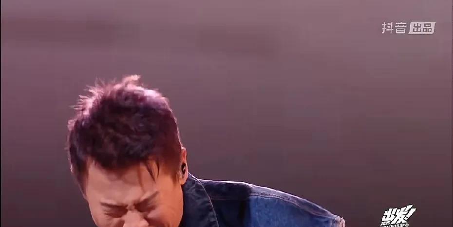 看完仲夏毕业歌会，
我终于明白了，
陶喆唱歌为什么总喜欢“哦哦耶耶”了，因为他的
