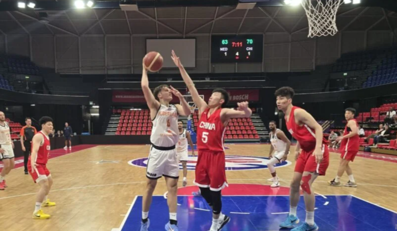 7月16日，正在欧洲拉练的中国男篮与荷兰男篮进行了一场热身赛。最终，中国男篮以8