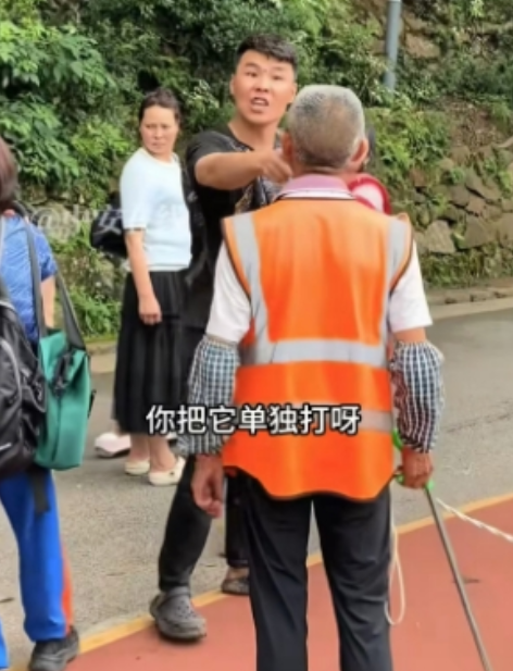 “你敢打他，我就打你”！一游客不远万里来到贵州黔灵山看猴子，为了防止猴子伤人，抢