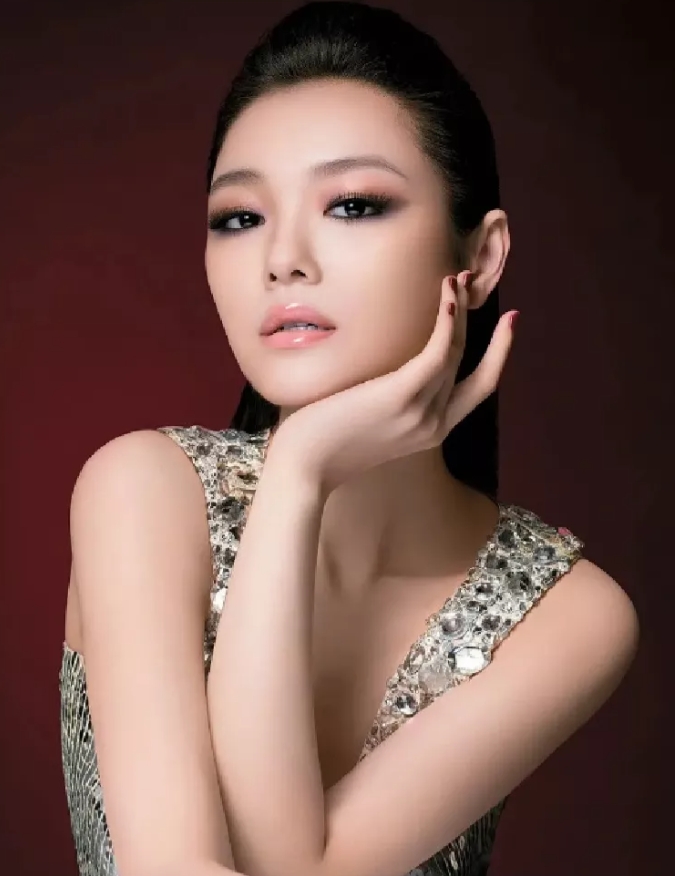不论是作品影响力，人品形象，口碑值，还是颜值！
大S跟周海媚都没有可比性，可是为