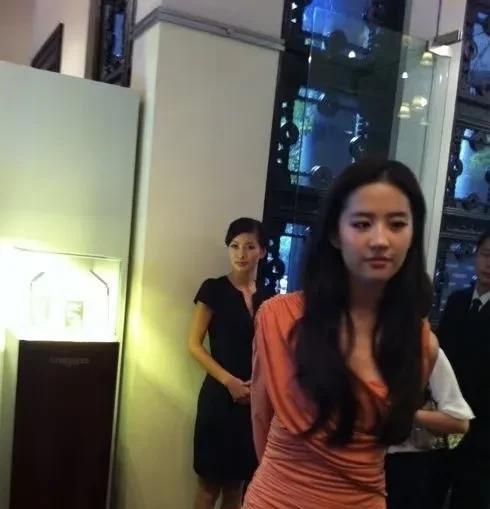 刘亦菲是一个很标准的体验派女演员了，因为她演什么角色就像什么角色。
比如盼儿的坚