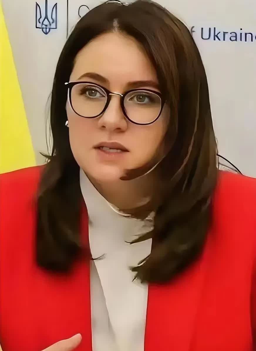 巾帼不让须眉！
7月17日，乌克兰新总理尤利娅·斯维里坚科刚上任，就火速宣布头