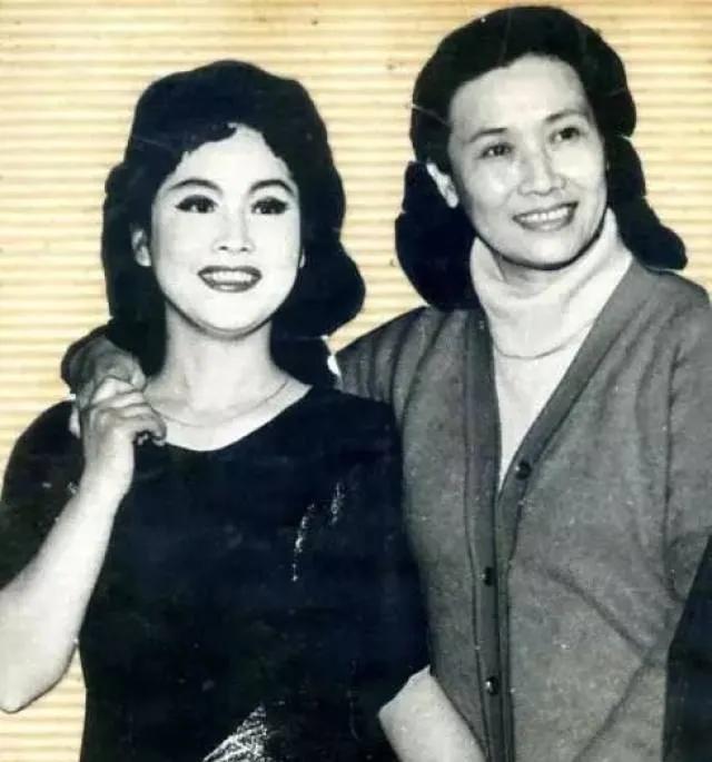 两位老艺术家的忘年交。李谷一非常崇敬朱逢博，曾经，还为她打抱不平过。原来，有人挑