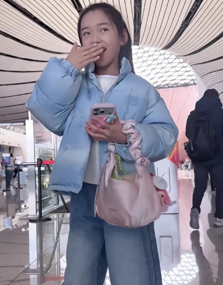 小酒窝在机场跳舞，董璇一边笑着看。
董璇和小酒窝12.5走机场，两人又要去参加活