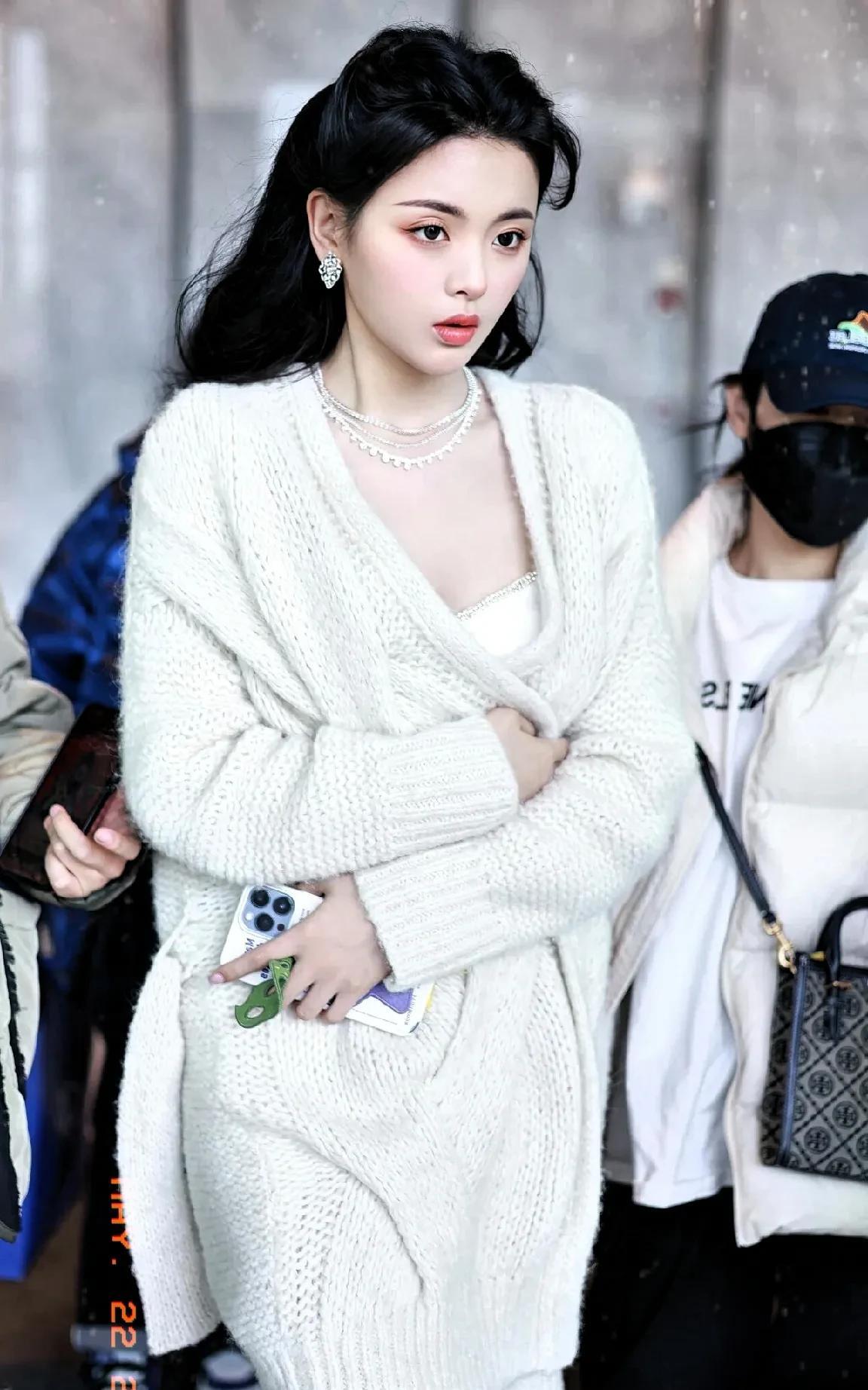 杨超越路透照，美到犯规啦
今天看到杨超越的路透照，直接被美晕了。她那皮肤白嫩得能
