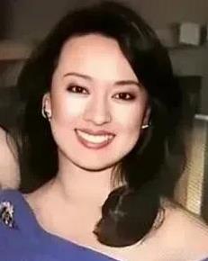 翁倩玉年轻的时候我认为比林青霞还美，更有韵味，可是现在也这样了。
美丽的女人比丑