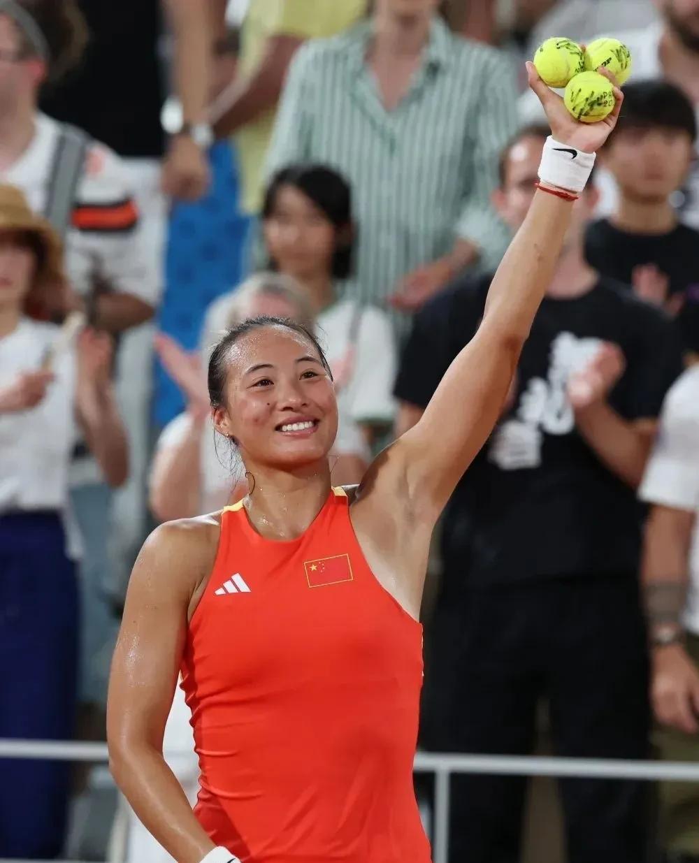2023年处于低谷的郑钦文，代表国家队出战家门口的杭州亚运会，结果收获女单冠军。