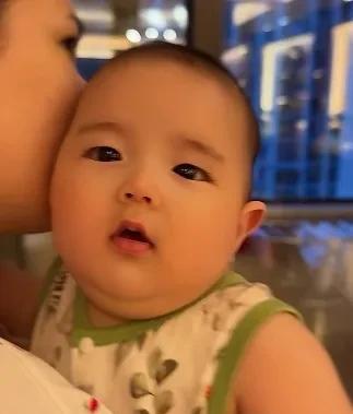 俄罗斯混血儿小缇安，这表情像是被谁欺负了呢，这么可怜的模样，看得爸妈好心疼，搞得