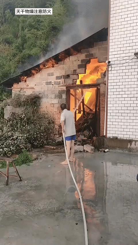 这么灭火有些力不从心…