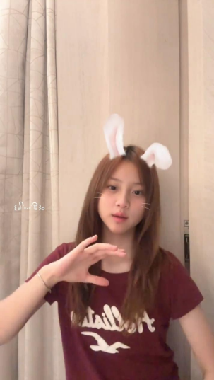 贾乃亮女儿甜馨再度回应：不出道！
8月11日，贾乃亮与李小璐的女儿甜馨在社交平台
