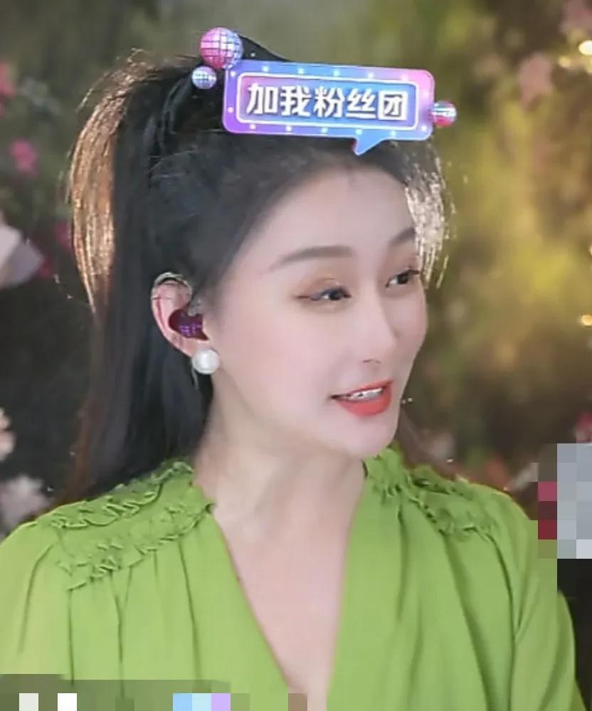 网上直播间有一个奇怪的现象，就是真正唱的好、人品正、形象佳的歌唱者，反而没有唱歌